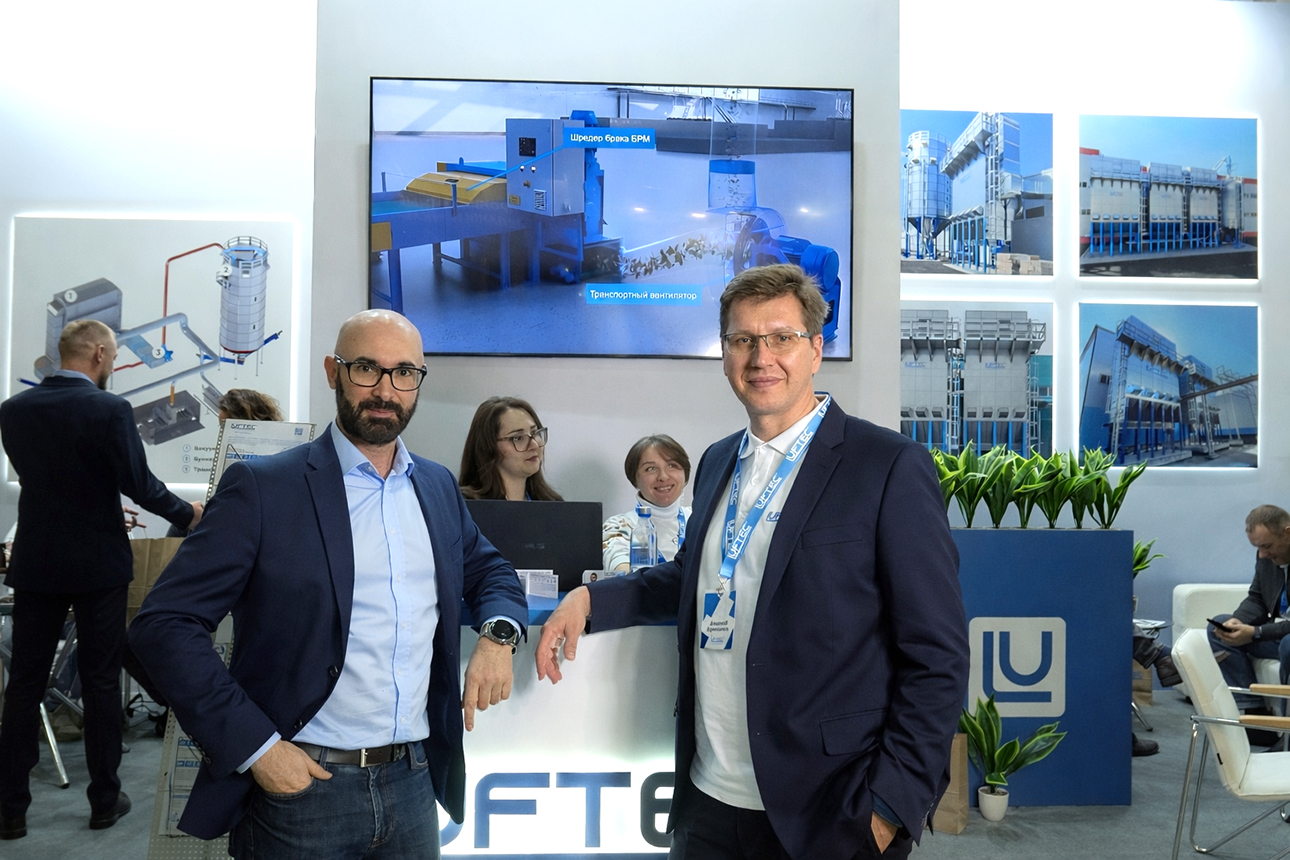 Luftec international team in İzmir during an industrial exhibition, discussing international expansion and export projects